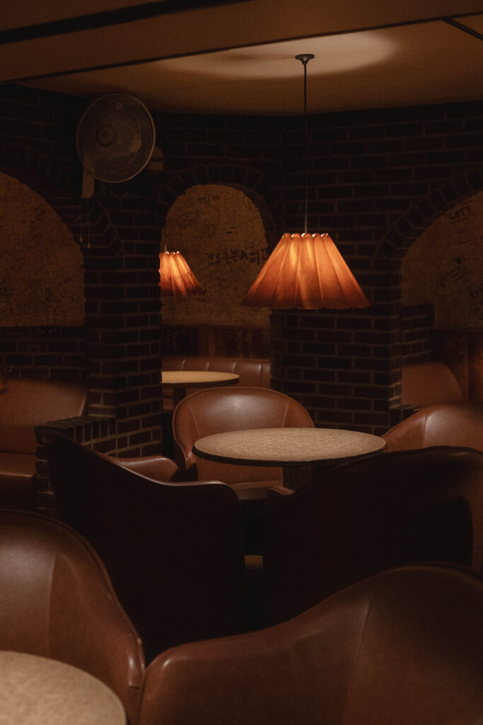 흑석동 카페 터방내 내부 전경, 벽돌 아치 구조와 조용한 분위기
