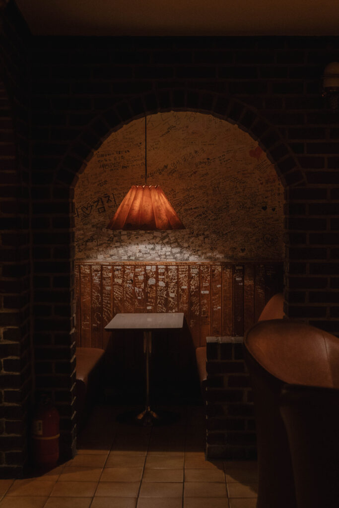 흑석역 레트로 카페 터방내 감성적인 내부 공간
