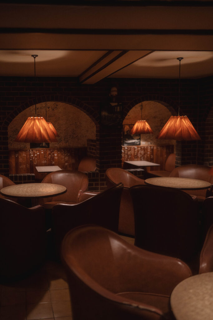 흑석역 레트로 카페 터방내 감성적인 내부 공간
