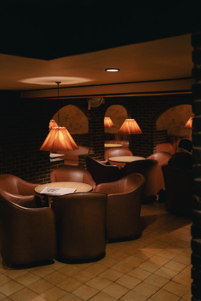 흑석역 레트로 카페 터방내 감성적인 내부 공간
