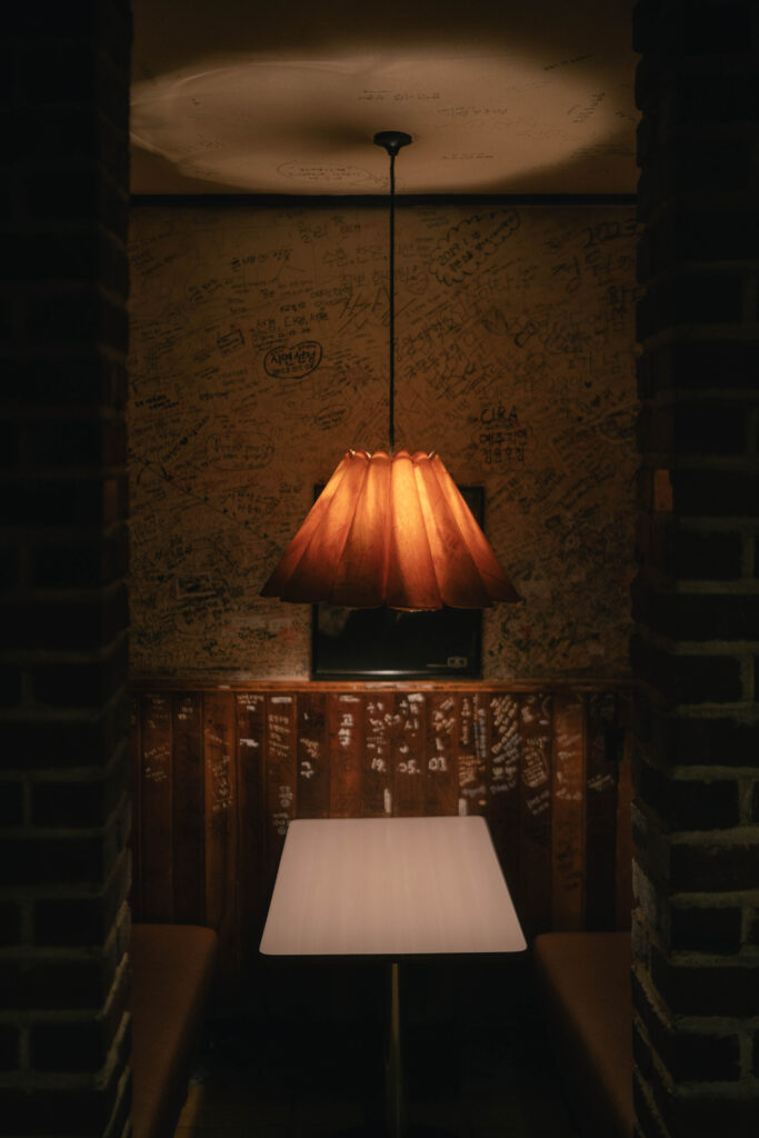 흑석역 레트로 카페 터방내 감성적인 내부 공간
